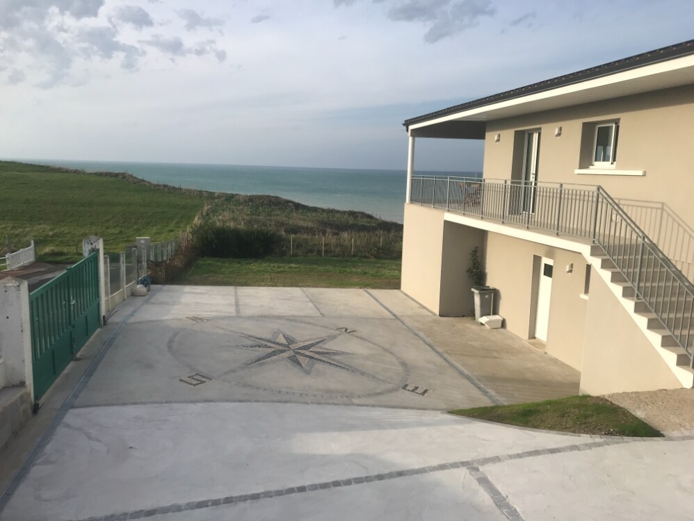 Façade de L'Odyssée de Quiberville et cour avec rose des vents